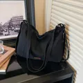 Bolso bandolera de lona negra retro con correa ajustable y etiqueta vintage - Negro