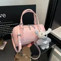 Sac Boston rose en similicuir avec garniture argentée et porte-clés ours mignon - Avec Pendentif / Rose