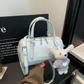Sac Boston en cuir synthétique bleu clair avec adorable pendentif chiot en peluche - Avec Pendentif / Bleu
