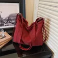 Bolso tote de lona rojo oscuro con correa ajustable y detalle de parche de cuero - Rojo