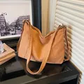 Bolso hobo de lona lavada color caramelo con correas dobles ajustables y aros metálicos - Marrón
