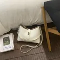 Bolso tipo cubo chic en cuero blanco leche con cadena plateada y cierre de metal - Blanco Roto