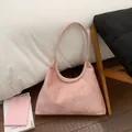 Borsa hobo in velluto rosa con fiori di strass e tracolla singola per un look chic - Senza Ciondolo / Rosa