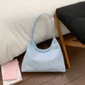 Borsa hobo celeste in scamosciato con fiori di paillettes e tracolla lunga elegante - Senza Ciondolo / Blu