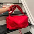 Minimalistische rote Messenger-Tasche aus Nylon mit verstellbarem Riemen für Pendler - Rot