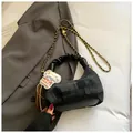 Borsa a mezzaluna nera in denim con catena dorata e ciondolo a gatto in peluche - Nero