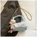 Borsa a mezzaluna a quadri celeste con tracolla dorata e ciondolo di peluche carino - Blu