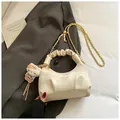 Borsa a mezzaluna beige con manico arricciato e tracolla a catena dorata - Bianco Sporco