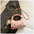 Borsa a mano rosa plissettata con logo dorato, catena e ciondolo a gattino - Rosa