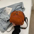Bolso bandolera de nailon naranja con correa ancha LOVE y cremalleras - Marrón