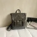 Mochila vintage de cuero PU gris oscuro con correas de hebilla doble y solapa - Negro y Gris