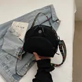 Bolso bandolera de nailon negro con dos cremalleras y correa colorida con logo LOVE - Negro