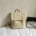Mochila de cuero sintético blanco crema con hebillas metálicas y cierre de solapa elegante - Blanco Roto