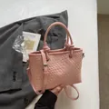 Secchiello intrecciato rosa con trama in pelle a scacchi e manici annodati - Rosa