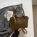 Borsa a secchiello intrecciata kaki scuro con manici annodati e tracolla regolabile - Verde