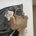 Borsa a secchiello intrecciata beige con manici tondi e tracolla regolabile - Cachi