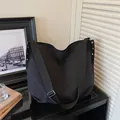 Minimalistische grote zwarte nylon shopper met brede verstelbare riem en studs - Zwart