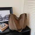 Grote bruine canvas draagtas met verstelbare geweven schouderband in een retro-omgeving - koffiekleur