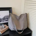 Soepele greige nylon shopper met zilveren klinknagels en brede verstelbare riem voor dames - Grijs