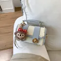 Detalle de mini bolso Boston con ribete de encaje, cierre dorado y colgante de oso de peluche - Negro (Sin Colgante)