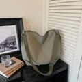 Minimalistische olijfgroene draagtas met verstelbare riem in vintage esthetiek - Groen