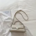 Elegante borsa a mano trapezoidale beige con fibbia in metallo argento e tracolla - Albicocca