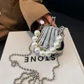 Modische silberne Muschel Abendtasche mit großem Perlengriff und Metallkette - Silber