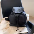 Sac à dos noir en tissu Oxford au design minimaliste avec deux poches zippées devant - Noir