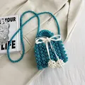 Handgefertigte pfauenblaue Mini-Perlentasche mit weißer Seidenschleife und Perlenanhänger - Blau