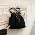 Zaino elegante in velluto nero da donna con finiture dorate e chiusura a coulisse - Nero