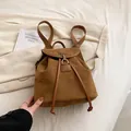 Zaino minimalista in pelle scamosciata marrone con patta e chiusura dorata di classe - Marrone