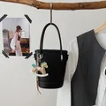 Schwarze Beuteltasche aus genarbtem Leder mit silbernen Beschlägen und Pferdeanhänger - Schwarz Mit Anhänger