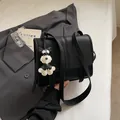 Minimalistische schwarze Umhängetasche aus Leder mit süßem Schnauzer-Anhänger - Mit Anhänger / Schwarz