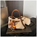 Borsa a mano bianco crema texture litchi con finiture in pelle marrone e charm a cavallo - Bianco Sporco