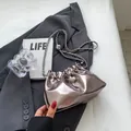 Borsa a nuvola plissettata argento metallizzato con catena e ciondolo di perla - Champagne