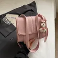 Schicke hellrosa Umhängetasche aus Leder mit Litschi-Muster und süßem Welpenanhänger - Mit Anhänger / Rosa