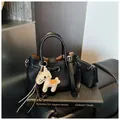 Set borsa nera in pelle martellata con ciondolo a cavallo e tracolla regolabile - Set di Borse (Con Ciondolo a Cavallo) / Nero