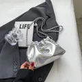 Borsa a secchiello metallizzata argento con texture a pieghe e tracolla a catena - Argento