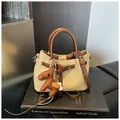 Elegante borsa a secchiello in pelle beige con manici marroni e ciondolo a forma di pony - Set di Borse (Con Ciondolo a Cavallo) / Giallo