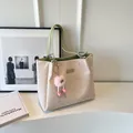 Borsa tote goffrata bianco sporco a scacchi con manici verdi e ciondolo di peluche - Verde e Ciondolo