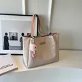 Borsa tote beige grande con motivo a scacchi, dettagli rosa e ciondolo morbido - Rosa e Ciondolo