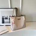 Borsa tote a scacchi bianco crema con tracolle in pelle marrone e ciondolo rosa - Cachi e Pendente