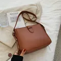 Bolso cubo chic en cuero marrón caramelo con hebilla decorativa y correa - Marrón