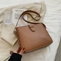 Bolso cubo vintage de cuero color caramelo con correa ajustable y hebilla - Caqui