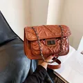 Sac à bandoulière matelassé marron avec finition plissée et chaîne en métal noir - Marron Petit