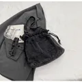 Detail der dunkelgrauen Denim-Beuteltasche mit Kordelzug und verstellbarem Gurt - Schwarz