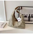 Detail van kaki retro tote bag met bruine leren riemen en een pluche ster hanger - Met Hanger / Broken Wit