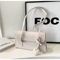 Détail du sac à bandoulière minimaliste en cuir PU crème avec fines bandoulières - Blanc Cassé