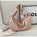 Dettaglio della borsa a tracolla rosa con manico arricciato e texture in ecopelle - Rosa