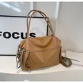 Dettaglio della borsa tote in nylon kaki con tasche a zip e ampia tracolla in tessuto - Cachi